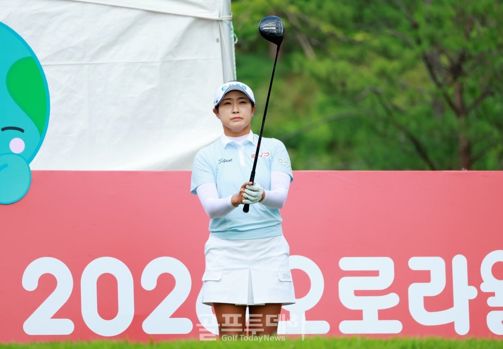 방향 확인하는 김민주, 2026 오로라월드 챔피언십 10번홀
