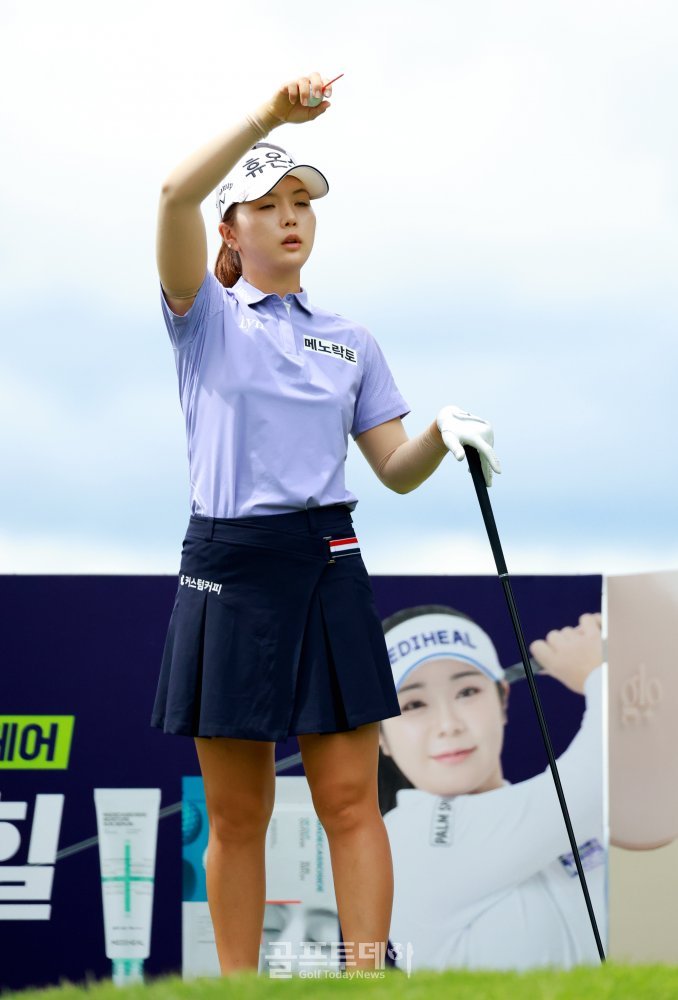 바람확인 하는 최예림, 메디힐 챔피언십 9번홀