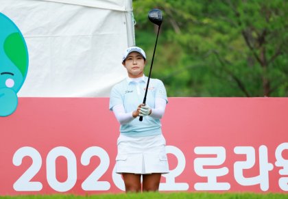 방향 확인하는 김민주, 2026 오로라월드 챔피언십 10번홀